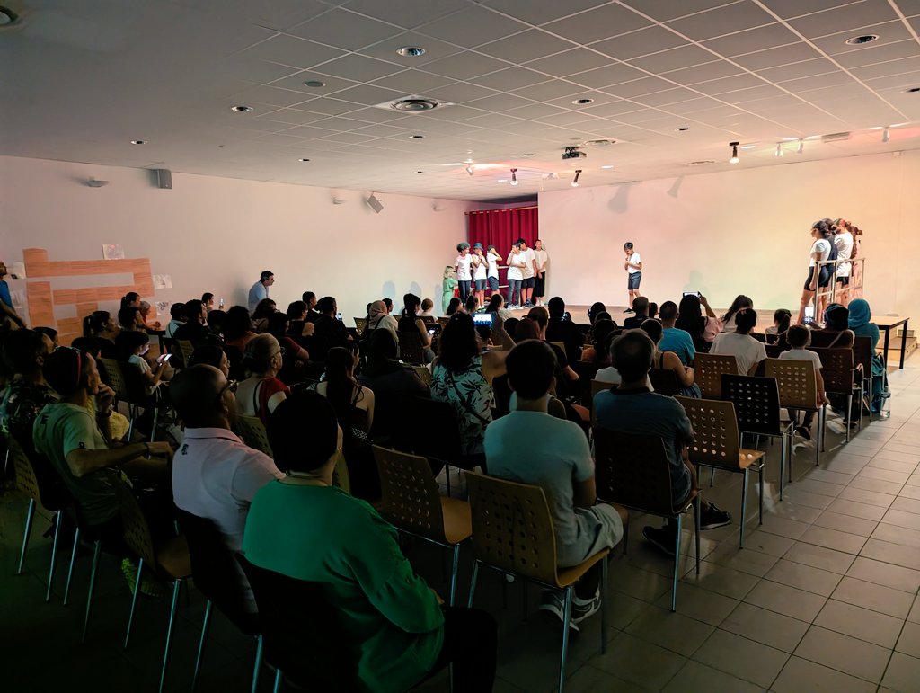 LaMarquisanne83's tweet photo. Un grand bravo aux élèves des classes de 6e5 et 6e6 du collège @LaMarquisanne83 pour leur travail et la qualité de leur spectacle  "Zig Zag Molière" donné devant une centaine de personnes.
Merci à la cité éducative pour son soutien. Merci à D Denis, ML Fourmestraux et @Cloricher https://t.co/7DB19ywjs6