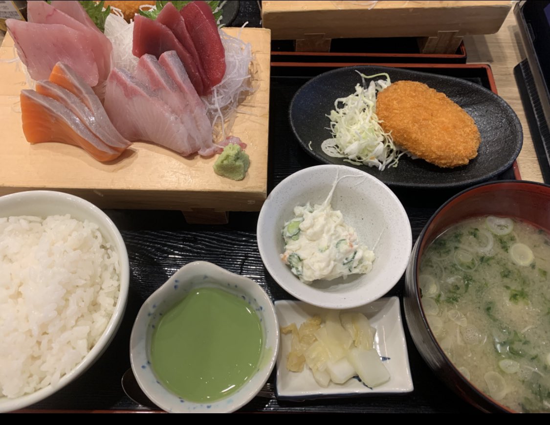 yur1504's tweet photo. 磯丸水産の刺身定食が大好きなんだけど、刺身の量が減ってました😂
左:3月　右:6月 https://t.co/JNbtCjHhrj