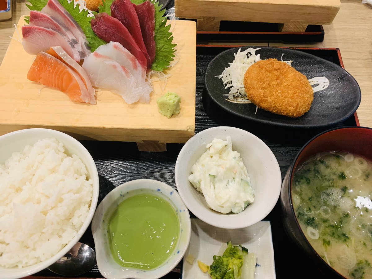 yur1504's tweet photo. 磯丸水産の刺身定食が大好きなんだけど、刺身の量が減ってました😂
左:3月　右:6月 https://t.co/JNbtCjHhrj