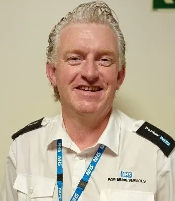 HullHospitals's tweet photo. This is Mark, a HUTH Porter based at CHH, his main duties involve patient movement, and has been in the role 6 months! Marks says “Being new to the portering service makes me wish I had done this years ago. Making people happy makes me proud that I am a Porter” https://t.co/Yn1ZF9Nq2m