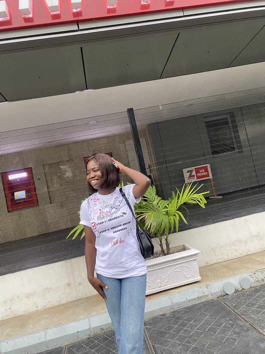 TheGirlIsNoOne8's tweet photo. I'm now a graduate 🎉🥺

A Product Manager and a Diplomat. How cool is that ? 🥰 https://t.co/5mSgqKimwx