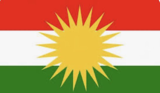 PKK/KCK nin ısrarla bu bayrağı reddetmelerini anlamaktan güçlük çekiyorum.

1-bu bayrak KDP/Barzani bayrağı değil,1920 lerde ROJAVA’da Kürt ulusalcı Aydınlar tarafından tasarlanan bir bayraktır ve Xoybun tarafından kabul görmüştür.

2-uluslararası alanda Kürdistan ulusal bayrağı.