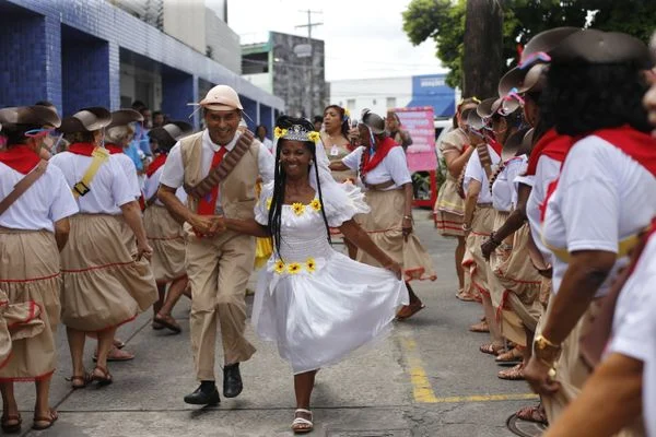Festa junina alegra idosos das obras de Irmã Dulce: 'O amor cura'

Em luta contra depressão e câncer, pacientes relatam como ações sociais ajudam a driblar dificuldades do dia a dia bit.ly/3qRRx8m #correio24h