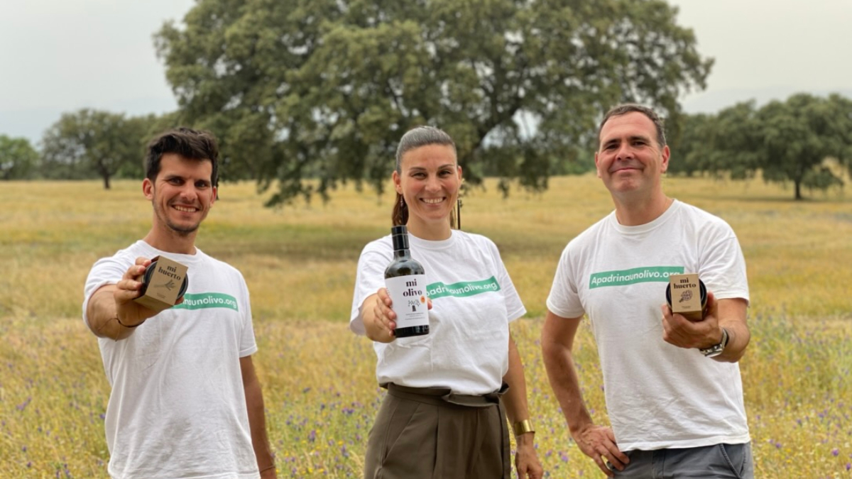 ♻️<a href="/adoptaunolivo/">Apadrinaunolivo.org</a>, un proyecto #sostenible para luchar contra la #despoblación

"Oro líquido para alimentar el alma de los pueblos"

<a href="/evadefior/">Eva Defior</a> directora contenidos <a href="/_lacomarca/">La COMARCA</a>, periodista y miembro de la #RedPeriodistasRurales

👉Léelo reddeperiodistasrurales.com/apadrinaunoliv…