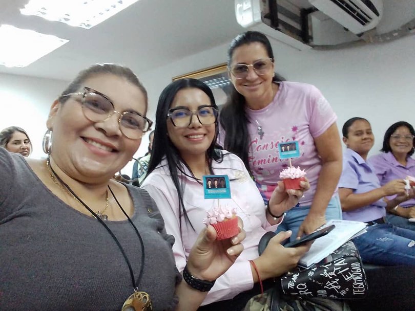 En representación del Concejo Municipal estuvieron la Auditora Interna Flor Ascanio y la Dir. de Comunicación, Rut López, en una Reunión de Secretaria en defensa a la Mujer con el Instituto de la Mujer, que se desarrolló en la Contraloría Municipal en el Salón Simon Bolivar.