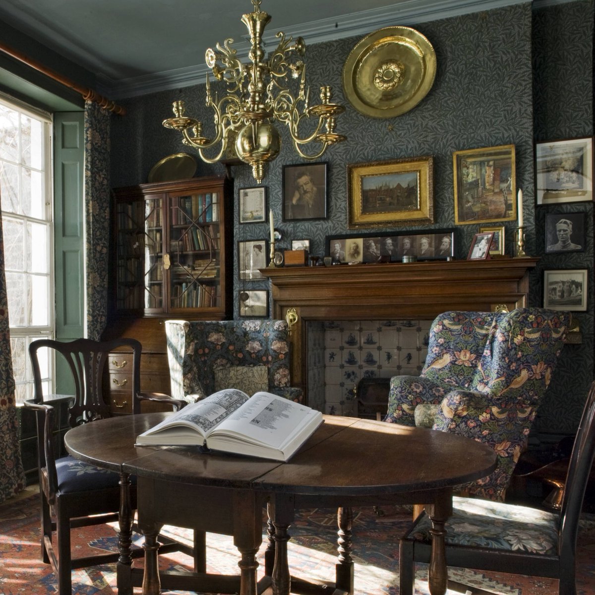 We still have a few tickets remaining for a #guidedtour of No. 7 #HammersmithTerrace next Thursday, 29 June. To book: emerywalker.org.uk/visit

#ThingsToDo #LetsDoLondon #HistoricHouses #ArtsandCraftsMovement #HistoricInteriors #EmeryWalker #WilliamMorris #Hammersmith