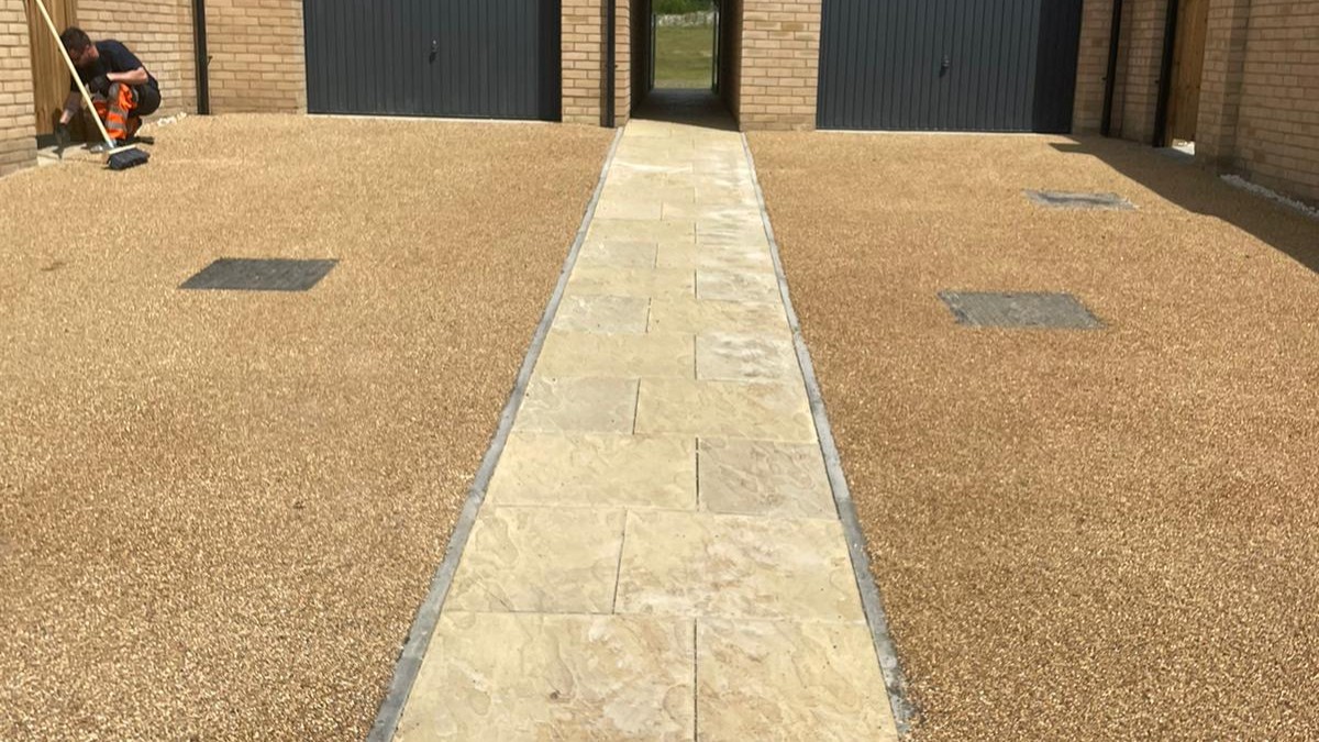 Last week we returned to the Morris Homes site in Wintringham, St Neots for @eclcivils laying #resinBonded #paving to shared access #driveways! 
.
.
.
#resinDriveways #resinBound #newHomes #housingDevelopments