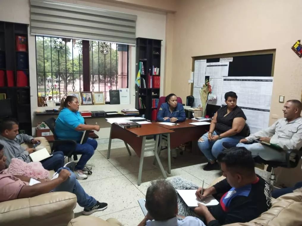 CMunicipalSm's tweet photo. 📝 En continuidad con el trabajo Legislativo, desde los espacios de su oficina la Cjala y Pdta del Concejo Municipal Santiago Mariño @monicaluciah, sostuvo una reunión de planificación con los Cjales y Cjalas, en donde se habló sobre temas importantes de Agenda Legislativa. https://t.co/jsLaDWui6L