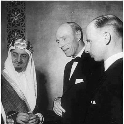 كان ﻟﻘﺎﺀ ﺑﻴﻦ ✋

ﺍﻟﻤﻠﻚ #ﻓﻴﺼﻞ_ﺑﻦ_ﻋﺒﺪ_ﺍﻟﻌﺰﻳﺰ
 ﻭﺍﻟﺠﻨﺮﺍﻝ #ﺷﺎﺭﻝ_ﺩﻳﺠﻮﻝ:

ﻗﺎﻝ ﺩﻳﺠﻮﻝ: 
ﻳﺘﺤﺪﺙ ﺍﻟﻨﺎﺱ ﺃﻧﻜﻢ ﻳﺎﺟﻼ‌ﻟﺔ ﺍﻟﻤﻠﻚ ﺗﺮﻳﺪﻭﻥ ﺃﻥ ﺗﻘﺬﻓﻮﺍ ﺑﺈﺳﺮﺍﺋﻴﻞ ﺇﻟﻰ ﺍﻟﺒﺤﺮ ﻭ #ﺇﺳﺮﺍﺋﻴﻞ ﻫﺬﻩ