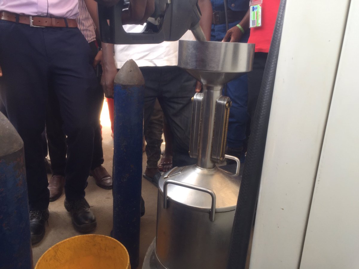 UrumuriN's tweet photo. 🚫⛽️Station Kobil Kamenge donne à ses clients la quantité insuffisante, information vérifiée par la @BBNBurundi lors d’une décente effectuée,ce 21 juin,en @MairieBuja et @BujumburaProv .Au lieu de donner 10l d’essence ou de mazout on donne 9,4 l. Cette station vient d’être fermée https://t.co/hhuY0rbuAL