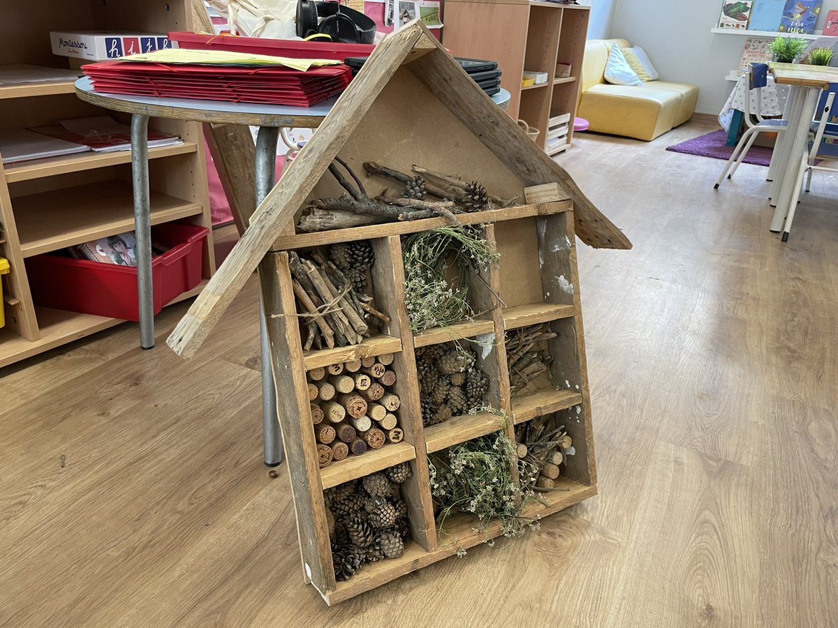 🐞🐝 Els nens i nenes d’I5 de l’escola Vedruna han entregat a la batllessa Sílvia Orriols un hotel d’insectes que han elaborat en el marc d’un projecte per descobrir aquests animals invertebrats.

📍 Des de l’#AjRipoll s’instal·larà al passeig Vedruna. 🌳