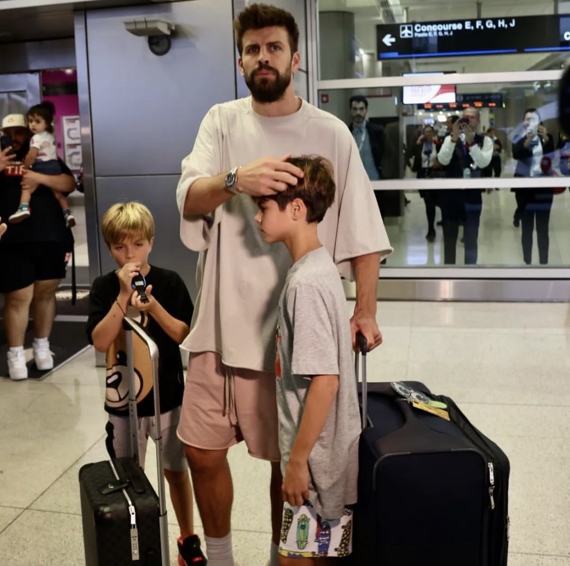 Milán y Sasha regresan a Miami al lado de su padre. La fotografía confirmaría que los pequeños no asistirán a la boda de su tio Marc este viernes; según rumores, Shakira no les habría dado permiso de asistir al evento en el que estará Clara Chía.