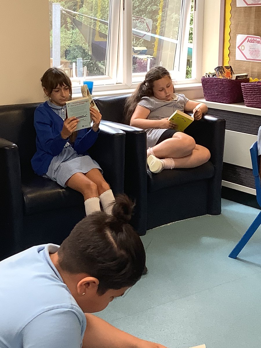 oli_year5's tweet photo. Miss Graves’ little library is in full swing 📚 @csergeant3 #olipreading #olipenglish https://t.co/YAan99kIQ0