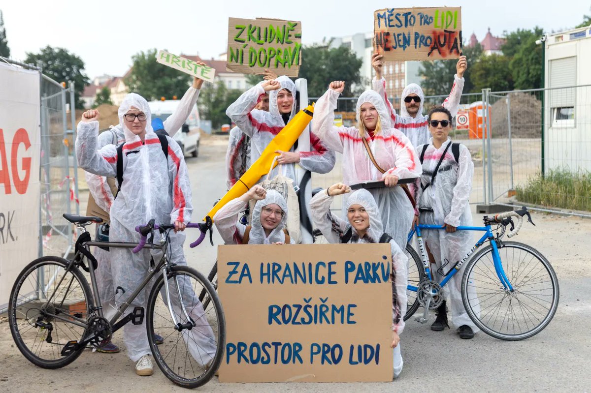 Majdafoto's tweet photo. Ranní blokáda brněnského parkoviště https://t.co/57Yr1vAO7E