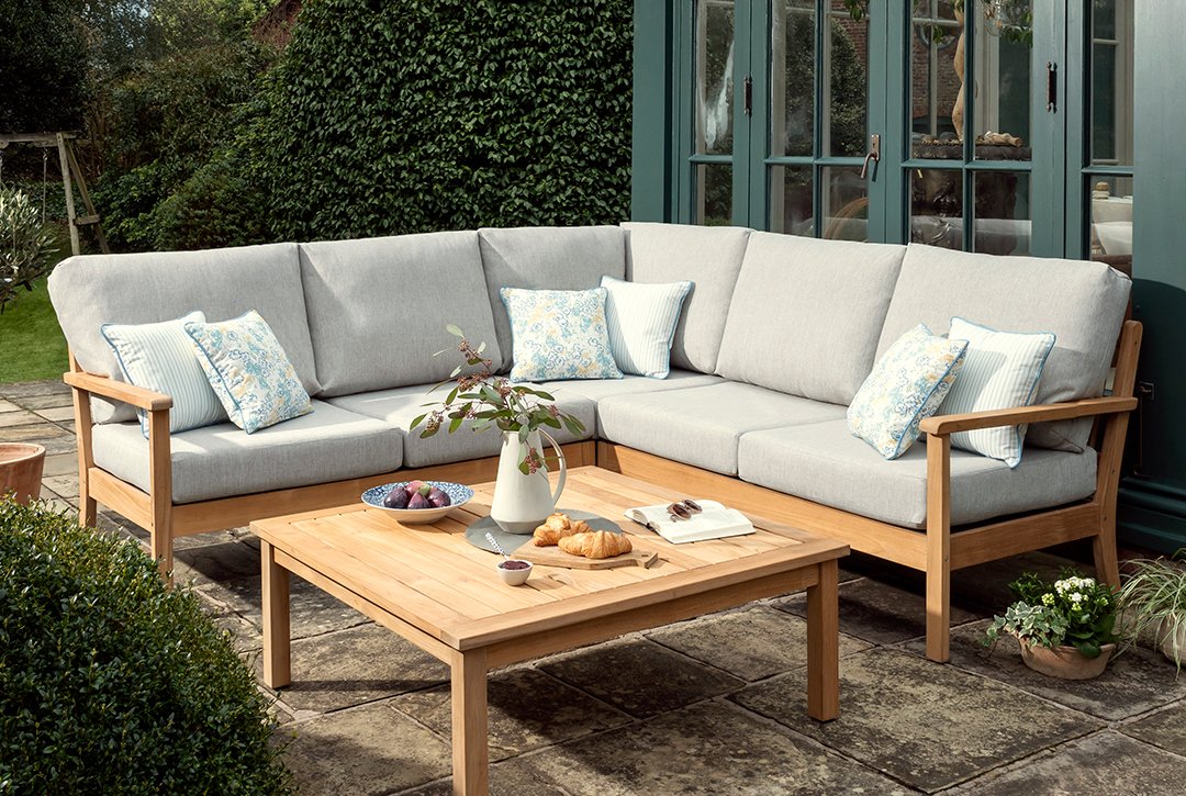 LArattanrange's tweet photo. Happy #SummerSolstice! How will you be making the most of the longest day of the year? Enjoy those long summer evenings in the garden in this glorious English weather 🌞 https://t.co/hmp9upYIUM