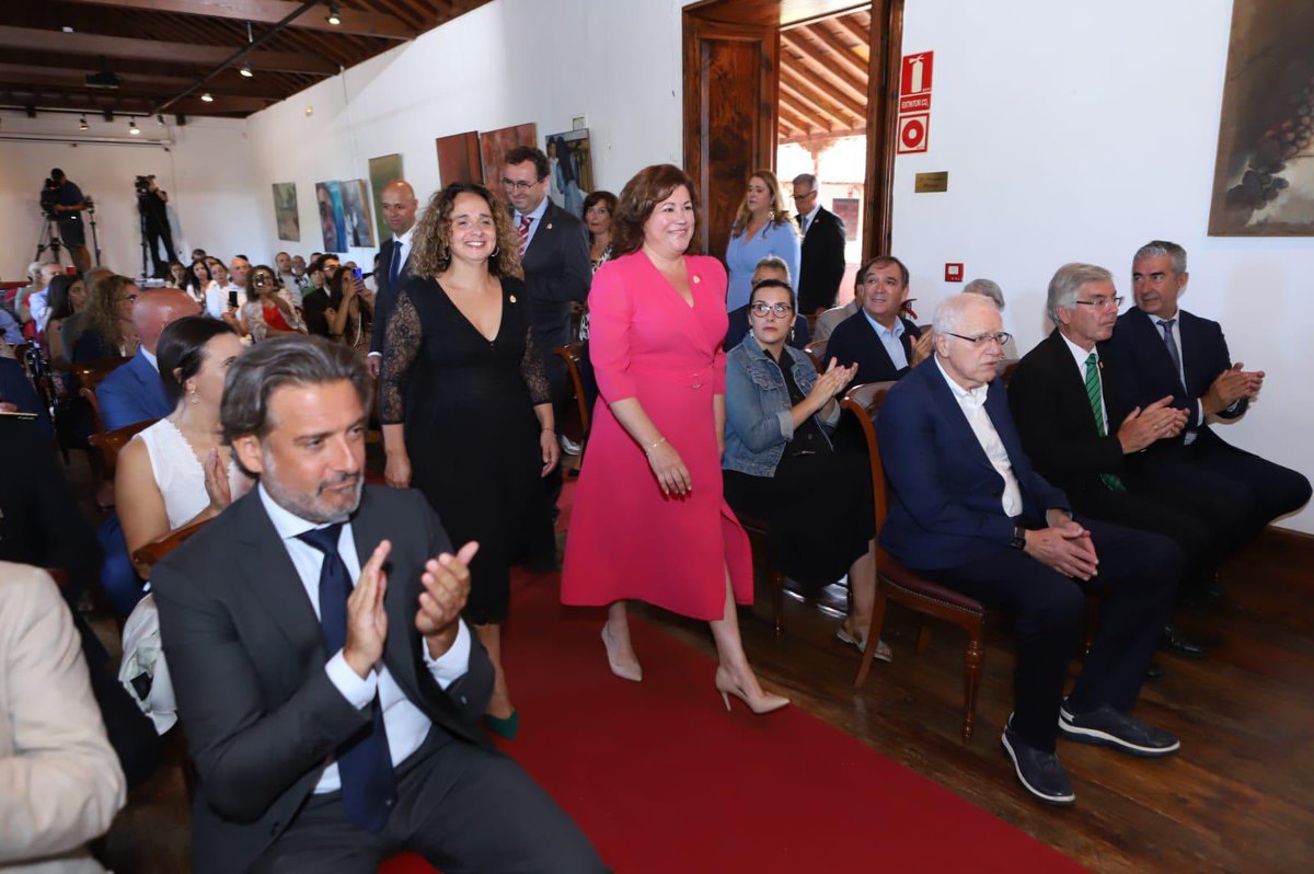 PedroMartinTfe's tweet photo. Hoy se incorpora una nueva alcaldesa de nuestro partido en la isla. Sandra dirigirá el destino de Tacoronte los próximos cuatro años. Una justa recompensa al trabajo realizado y a la ilusión que ha puesto por mejorar el municipio en el que nació. https://t.co/2Ky5EHKP5t