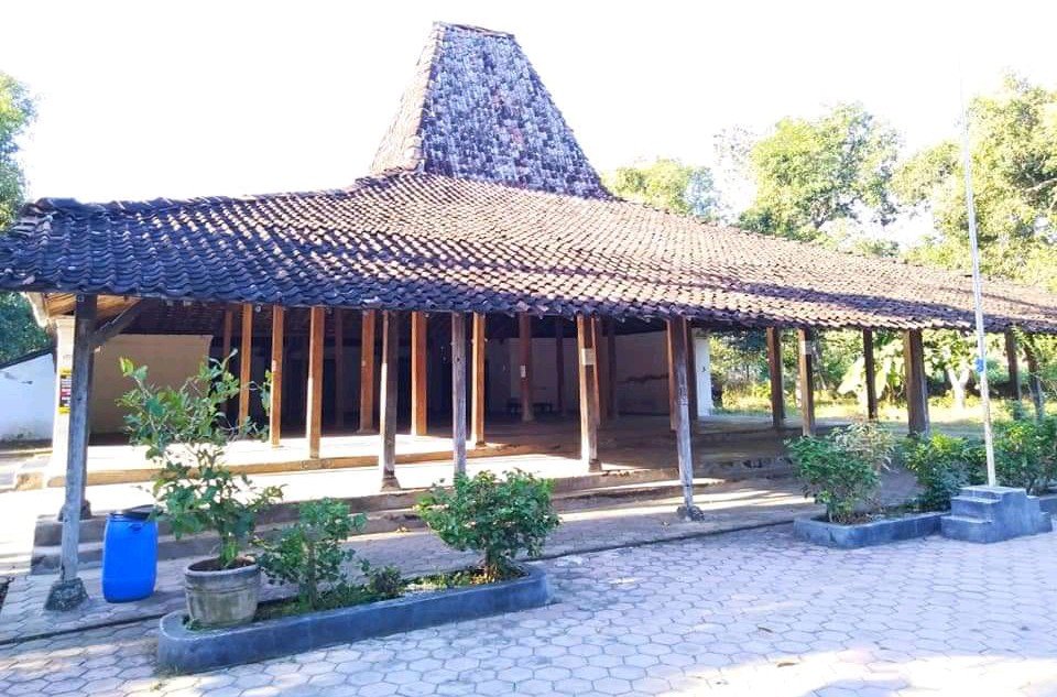 tukangrosok22's tweet photo. Dasar beleguk ! Itu yg dipindahin YohAnies rumah joglo siapa ? Rumah joglo Peninggalan Kyai Ageng Besari masih kokoh tegak berdiri dan terawat di Tegalsari, Jetis, Ponorogo. https://t.co/wOCyGCbSHD