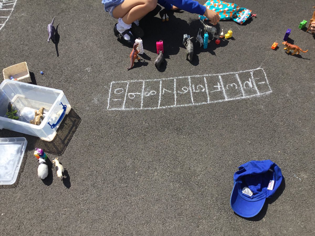 KirkbyMSchool's tweet image. Number tracks in the sunshine this morning! ⁦@NCETM⁩ #masterymaths #EYFS #learningthroughplay