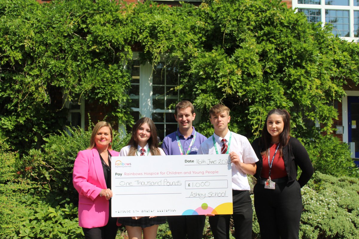 👏A big cheque for a big total! 💷

We were delighted to present this jumbo cheque to @RainbowsHospice.

🌈The charity was chosen by our students who raised the money during a single lunchtime of fun and fundraising.

#AKindSchool #AcceptingResponsibility