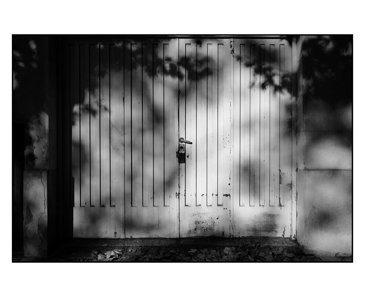 GM photolovers!! 📷🫶

| Sun & shadows XXI |
Monochrome RF Fuji recipe

#FujiRecipe #SOOC #Monochrome #Fujifilm #Fuji #Fujimonochrome #straightoutofcamera #streetblackandwhite   #blackandawhitephotography #blancoynegro #outdoors #Fujix70 #buenosaires #argentina #shadows