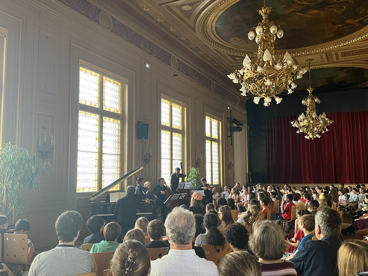 Celine_Hervieu's tweet image. Ce matin concert à la @mairie6paris pour le #centenaire de l’Ecole élémentaire Madame ! ☺️ La musique au cœur pour l’éducation des enfants parisiens et la célébration de nos écoles publiques ! #FeteDeLaMusique