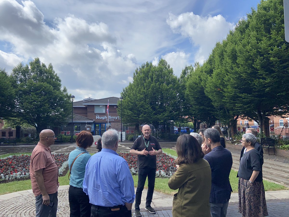 HistorianBecky's tweet photo. Day 2 of the @qubpublichist “Conflict, Trauma, and Memorialisation” closed workshop kicked off this morning with a tour of the Belfast “peace walls” and murals led by the amazing Paul Donnelly of @DCToursBelfast. cc: @QUBelfast @QUB_History @MAPubHist2022 https://t.co/HzoRSgyFb8