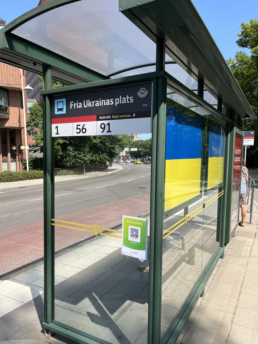 FredrikMalm's tweet image. Nu är busshållplatsen Fria Ukrainas plats invigd. Den ligger bredvid Rysslands ambassad i Stockholm. Stort tack till Region Stockholm för detta 🇺🇦🇸🇪