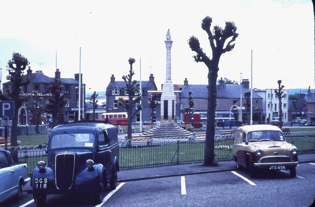 Can you guess the date of this colour photograph featuring 'classic' vehicles in the Wellmeadow, Blairgowrie? We *think* the image is from the early 1960s and features a Fordson E83W and an Austin A55. Then again.

📷 Local & Family History, AK Bell Library

#ExploreYourArchives