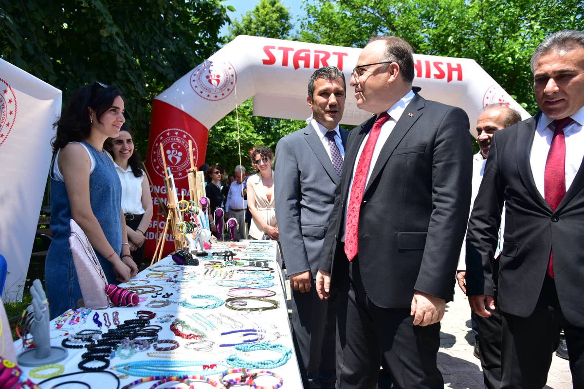 TC_Zonguldak's tweet photo. Vali Mustafa Tutulmaz 3. Karaelmas şenlikleri kapsamında, merkez ilçe ve ilçe gençlik merkezleri ile KYK yurtlarındaki eğitimlerde yapılan çalışmaların sunulduğu serginin açılışına katıldı. https://t.co/OLaH7tUHd9