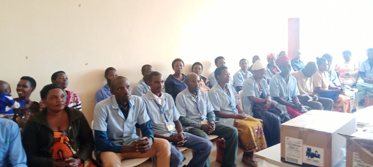 butare99's tweet image. With the paterneship between @RwandaHealth and @USAIDRwanda #IngobyiProject ,CHWs in @GicumbiDistrict  are now receiving smartphones that aid them in providing care for patients as well as strengthening new skills they can use in their job and reporting of health activities.🇷🇼💚
