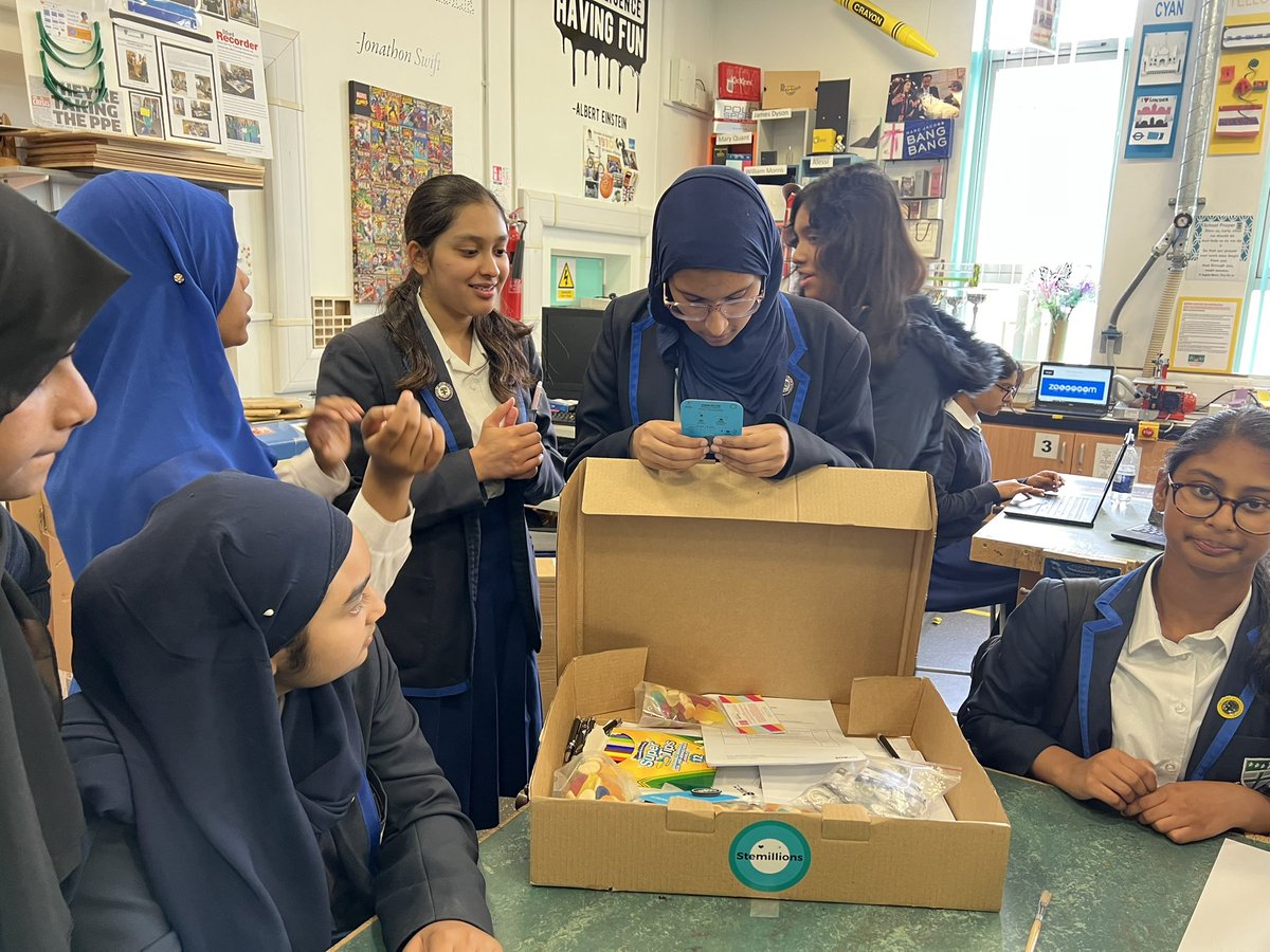 STEMRussell's tweet photo. Well done Maariyah Saumtally who has just introduced and recruited her @Stemettes #Stemillions club members with some excited students all very keen to join now signed up and ready to go @the_ursuline @TPecku https://t.co/sa5XjaQQTj