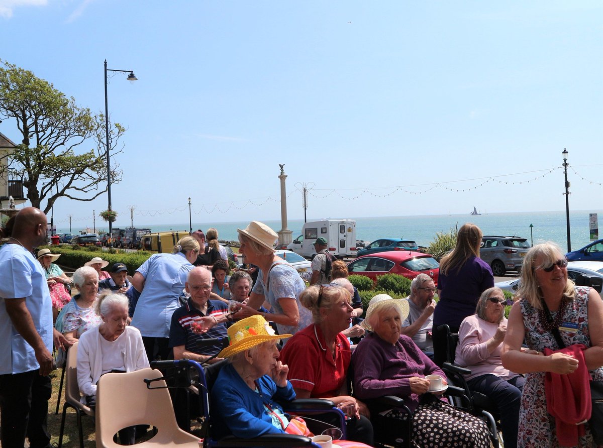 FelixstoweTC's tweet photo. A celebration of Suffolk Day in the Town Hall Gardens.

Thank you to Morrisons for providing the event with fresh fruit, cakes and drinks and to Felixstowe School, Langer Primary School and the Federation of Fairfield and Colneis for joining us to read 'A Poem for Suffolk'. https://t.co/EnctGJDphR