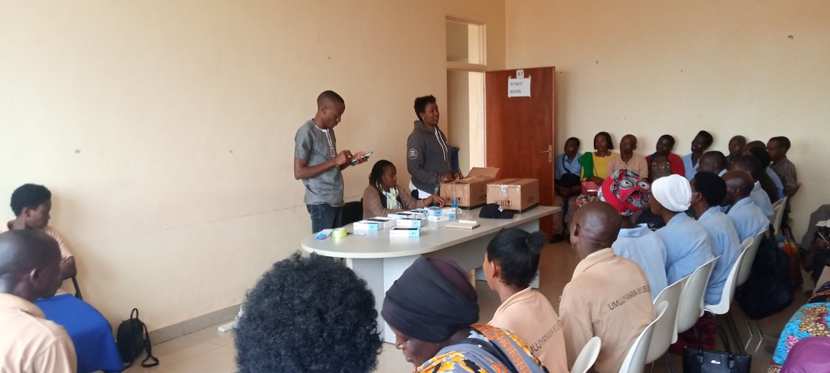 butare99's tweet image. With the paterneship between @RwandaHealth and @USAIDRwanda #IngobyiProject ,CHWs in @GicumbiDistrict  are now receiving smartphones that aid them in providing care for patients as well as strengthening new skills they can use in their job and reporting of health activities.🇷🇼💚