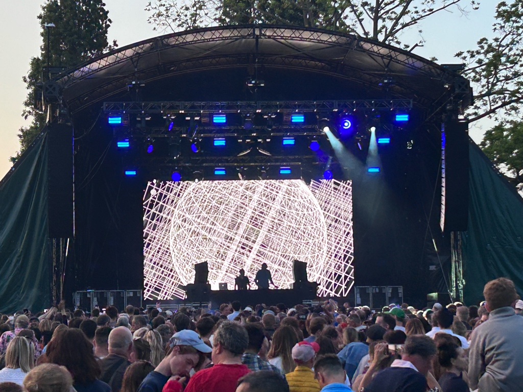 Pixl Evolution successfully spearheaded the technical aspects of the 'Live at Fulham Palace' shows organised by Robomagic Live.

Read more here: pixl.live/2023/06/pixl-e…