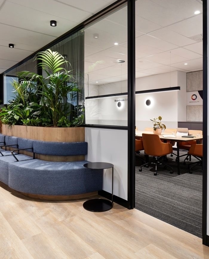 Los coworking son una excelente opción para los profesionales que buscan un espacio de trabajo compartido, dinámico y colaborativo.  El uso de materiales como el PVC y la moqueta modular en las salas de reuniones puede crear un ambiente profesional, elegante y acogedor