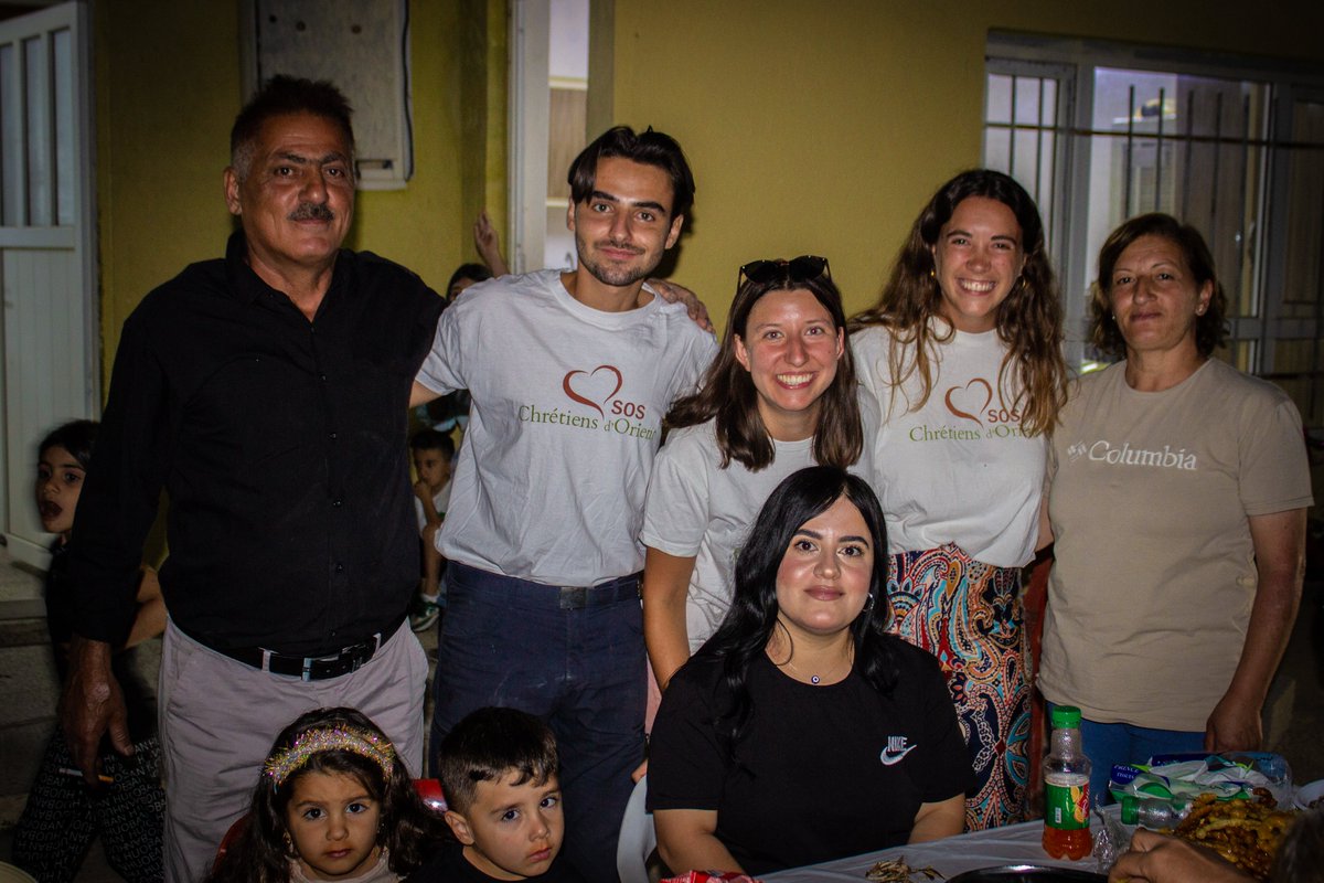 SOSCdOrient's tweet photo. 🇮🇶 #Irak - Alors qu'ils s'apprêtent à rentrer en France, les volontaires et les habitants de #Badaresh, un village au nord du Kurdistan irakien, organisent une fête pour leur départ.
✈️Venez vivre expérience unique avec les #chrétiensdOrient, rejoignez-nous en mission : volontaires@soschretiensdorient.fr