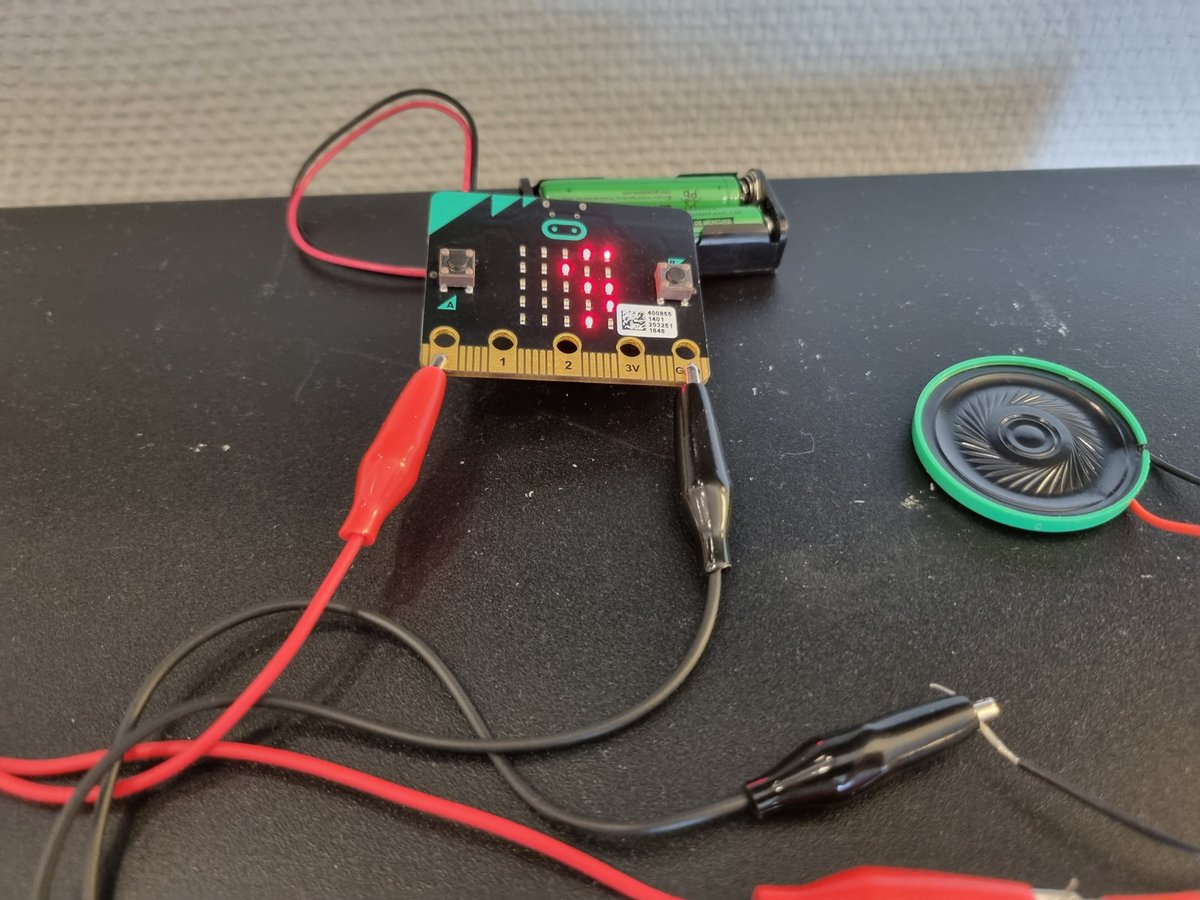Varmt på jobbet idag... men hur varmt? Ingen termometer på plats men snabbt löst med en micro:bit! (Högtalaren är för att berätta att det är dags att gå hem när/om temperaturen kommit över 50°C )