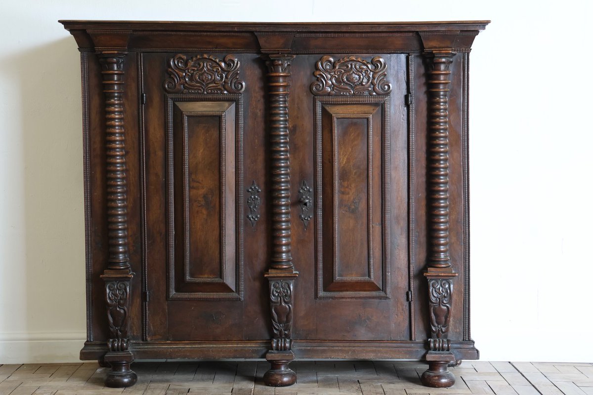 BrownriggUK's tweet photo. Early 18th Century Italian Buffet in Walnut

https://t.co/KlGrhVjkWq

#antiquebuffet #italianbuffet #antique #furniture #interiors #design https://t.co/plfsgjdZWk