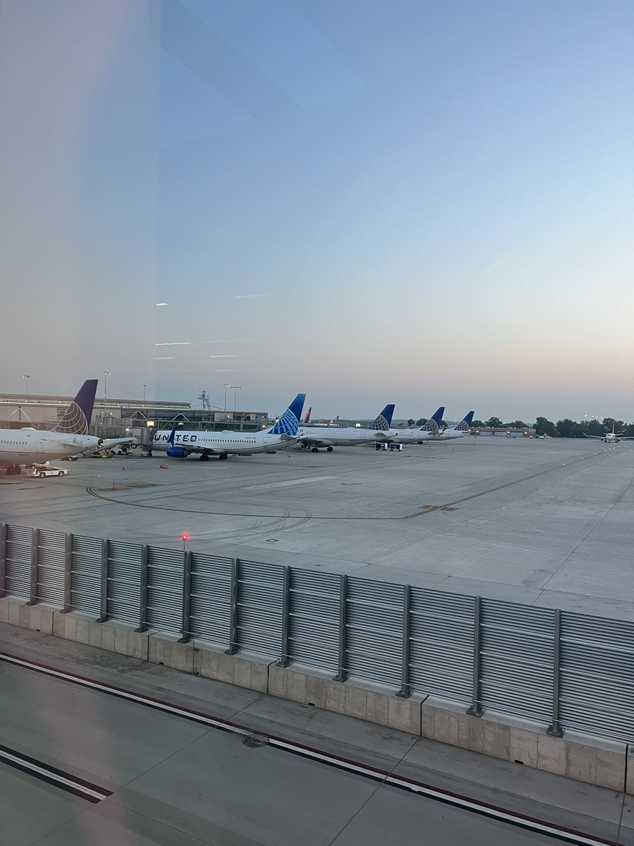 Nothing better than that lineup… 🌐 Mainline at every gate and more on the pad! A beautiful sunrise and a perfect morning to fly! See you soon, ORD ✈️ @Fly_KansasCity #TeamMCI #Sunrise #WhyILoveAO #LinesWest