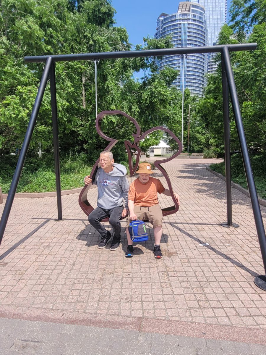 MetaCentre1986's tweet image. What a beautiful day @harbourfrontcentre 💐🌈  This cool ‘Pride of the Waterfront’ display is at the @queensquayterminal #gocheckitout #socool #summervibes #happiness #beautifulday