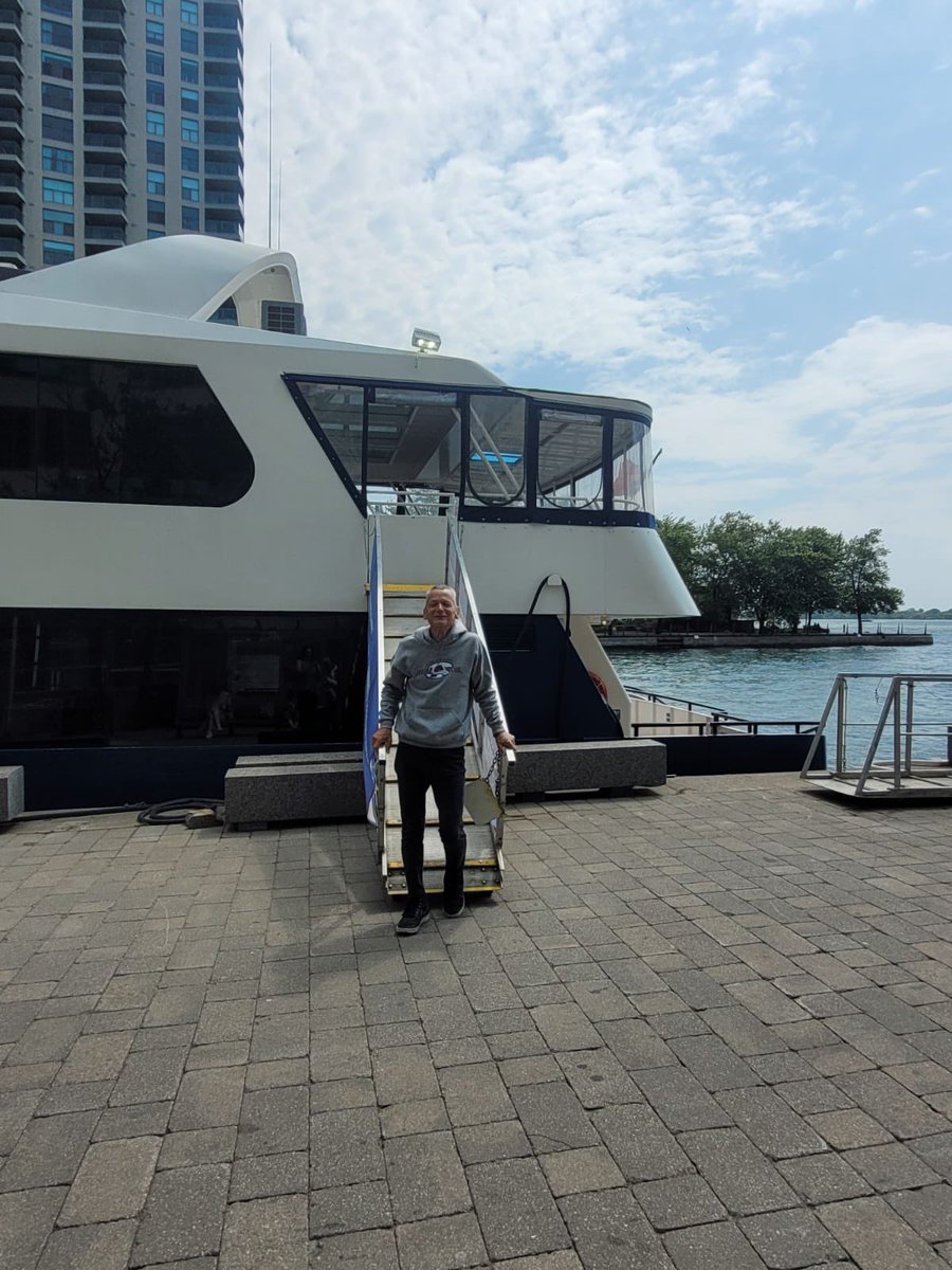 MetaCentre1986's tweet image. What a beautiful day @harbourfrontcentre 💐🌈  This cool ‘Pride of the Waterfront’ display is at the @queensquayterminal #gocheckitout #socool #summervibes #happiness #beautifulday