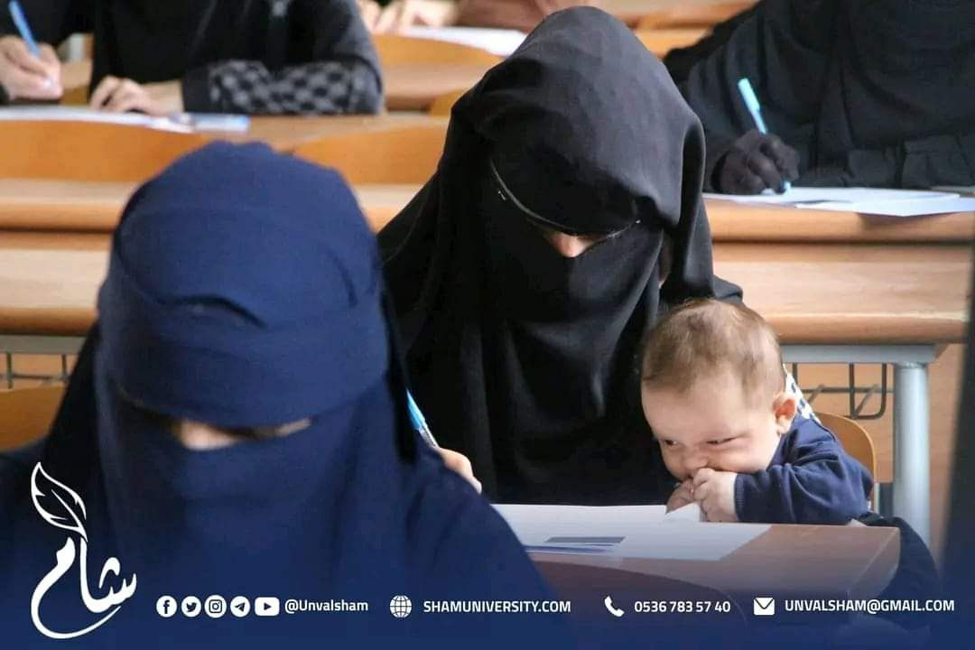 ام تصطحب ابنها أثناء الامتحانات الجامعية .

بشمالها غرسٌ ينمو صالحاً  
بِيمينها عِلمٌ ستسقي بهِ الغرسَ.

 #الشمال_السوري