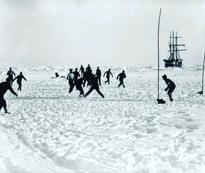 Antarktika'yı geçme hedefiyle
8 Ağustos 1914 tarihinde, İngiltere'den yola çıkan Endurance Gemisinin, bölgeye yaklaşık 120 km uzaklıktaki Güney Shetland Adalarında buza saplanmasından sonra çekilen bu fotoğraflarda, mürettebatın futbol oynadığını görmekteyiz. ⤵