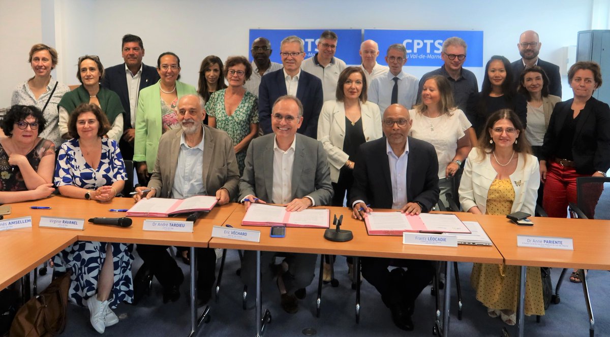 CPAM94's tweet image. La 9ème CPTS du 94 signée par la @CPAM94, l’@ARS_IDF et les représentants de la CPTS OCTAV. Objectif: proposer une réponse collective et coordonnée aux besoins de santé de la population d'Orly, Choisy-le-Roi, Thiais, Ablon-sur-Seine, Villeneuve-le-Roi)#AgirEnsembleProtégerChacun