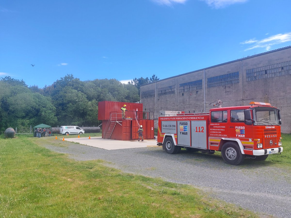 aerocamaras's tweet photo. Hace un mes finalizamos una nueva #Convocatoria del curso de #emergencias y #seguridad, avalado por #AGASP, en el que los asistentes pudieron hacer sus prácticas en entornos reales. https://t.co/1lVUP7FNIi