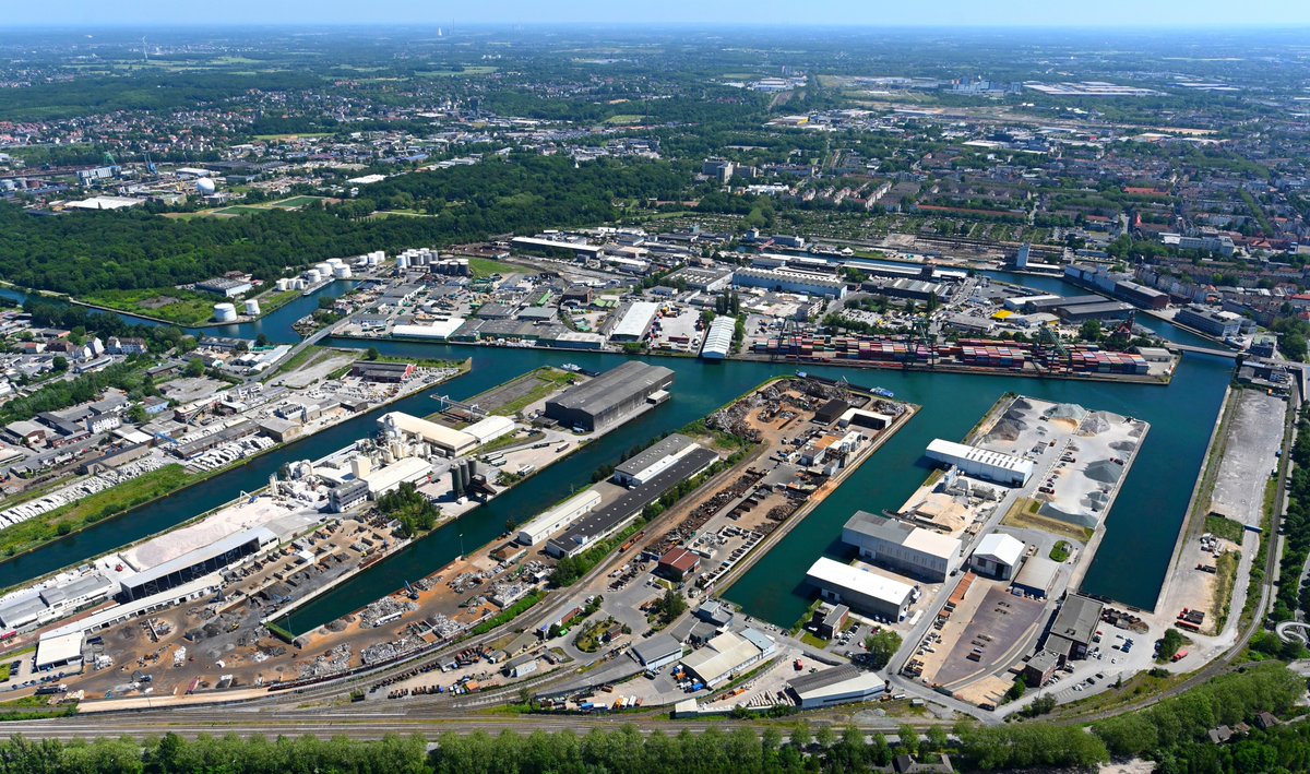 StadtwerkeDO's tweet photo. 📢 AUFWACHEN!

Der #Hafen ist nicht nur #Dortmund|s größtes Industrie- und Gewerbegebiet. Er ist auch 24 Stunden am Tag »on air«. Wir führen euch heute unter dem Hashtag #EinTagHafenDO hinter die Kulissen und gewähren spannende Einblicke. Gleich geht's los!
@stadtdortmund https://t.co/fXcuAJrfEr