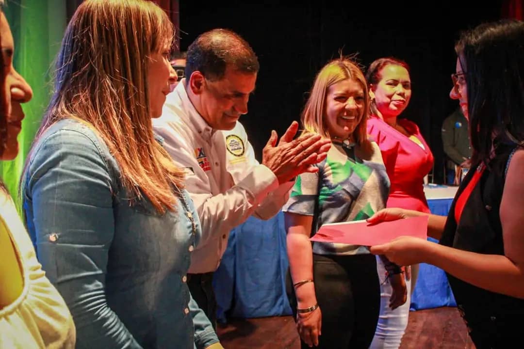 psuvyonny's tweet photo. Cumpliendo instrucciones del Gobernador del estado Sucre @GPintoVzla los trabajadores y trabajadoras de la Secretaria General de Gobierno asistieron el día de ayer al acto de otorgamiento de beneficios a los trabajadores adscritos al estado desde el Teatro Luis Mariano Rivera. https://t.co/2ph5NF6gVX