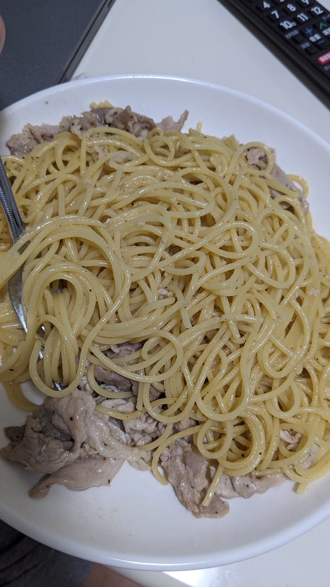 コバエの卵掛けパスタ食ってる