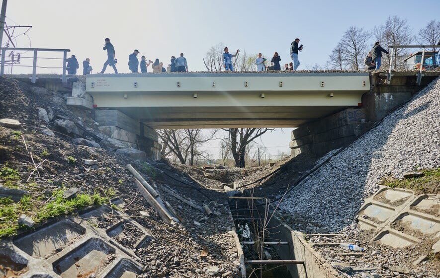 Did you know:

Ukraine has cleared rubble from over 2000 kilometres of roads, rebuilt over 40 bridges (including the reconstruction of two major rail bridges over the Irpin River on the outskirts of Kyiv. ). Ukraine has also renewed 900 train stations and depots - and all of this…