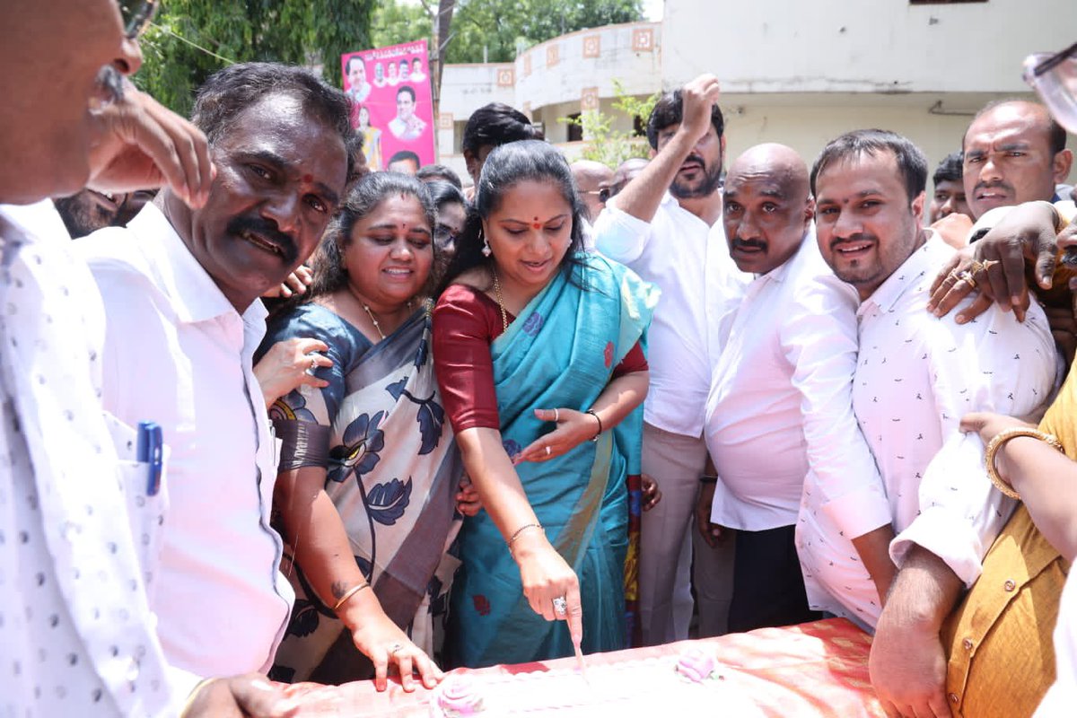 Celebrated by cutting a cake on the successful completion of ten years of formation of #TelanganaState  
With Bharat Jagruthi President, honourable MLC Smt. Kavitha Kalvakuntla garu.

@RaoKavitha @BRSparty